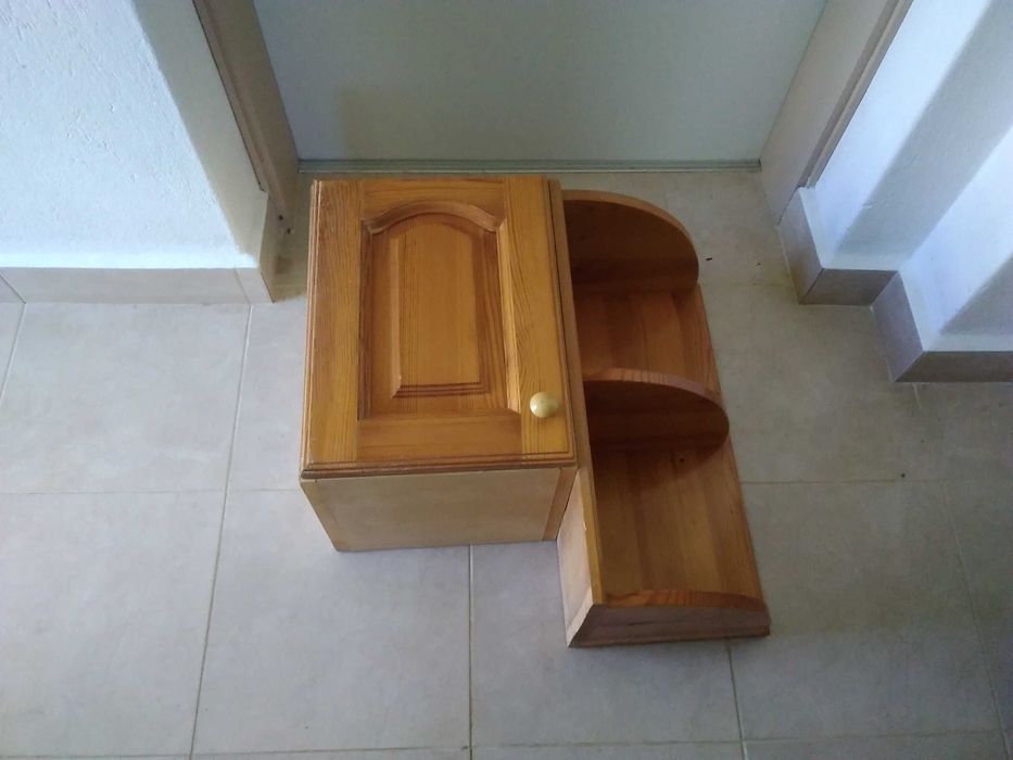 Продавам стенен шкаф с етажерка