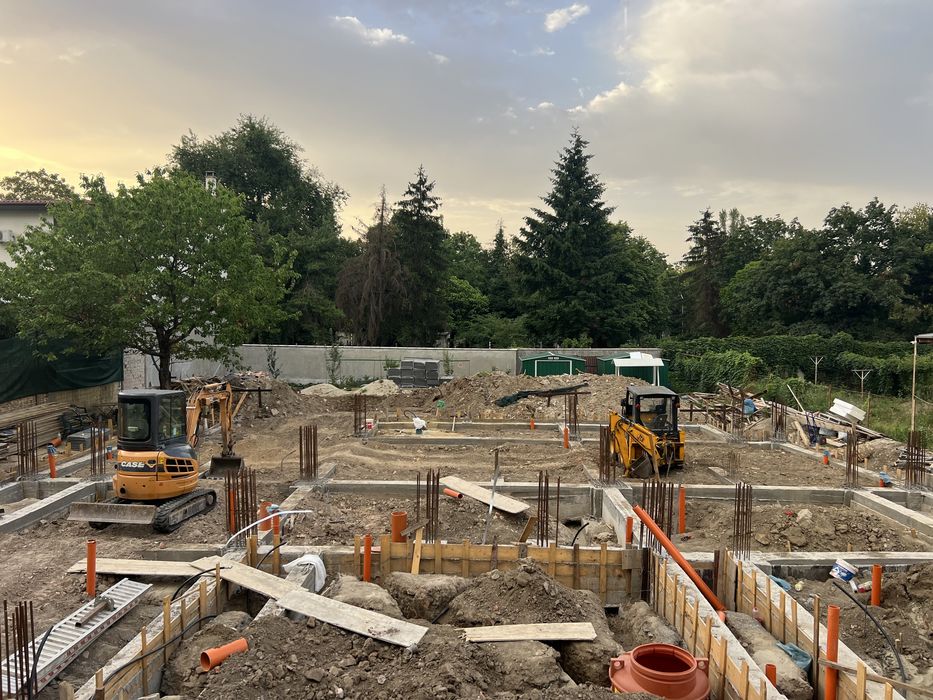 Închiriez miniexcavator