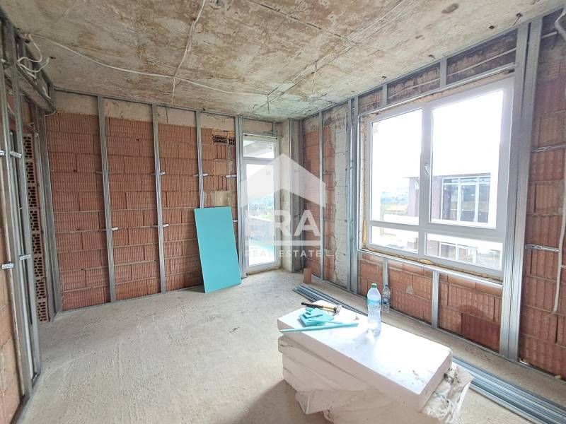 Двуетажна новострояща се къща за продажба, с 4 спални и голяма дневна,