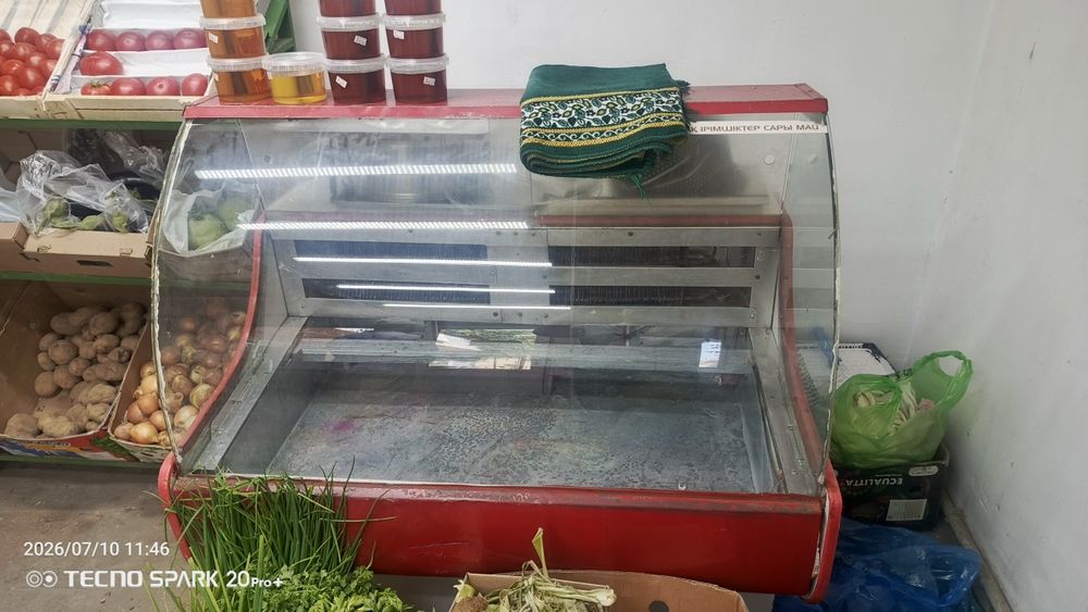 Срочно продаётся витринный холодильник