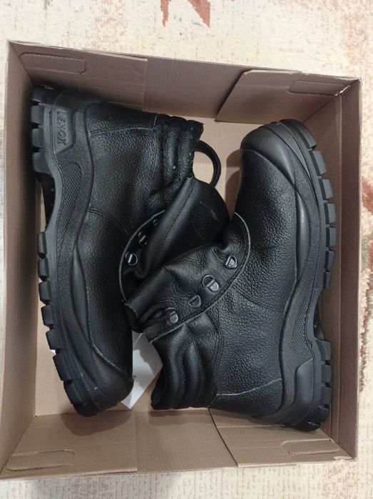 Работни обувки високи размер 42 НОВИ