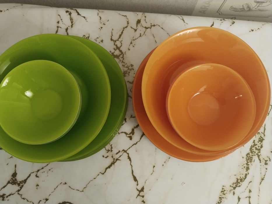 Продам столовый набор тарелок