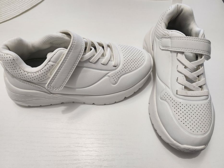 Adidas b aiat foarte ușori