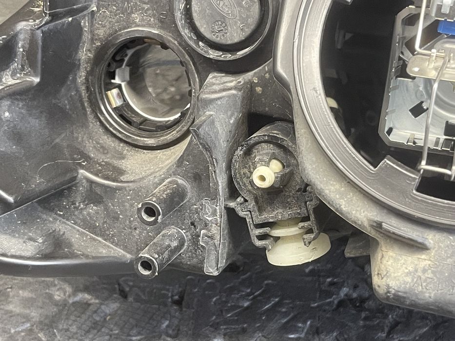 Far Dreapta Bmw seria 3 f30 f31 bixenon