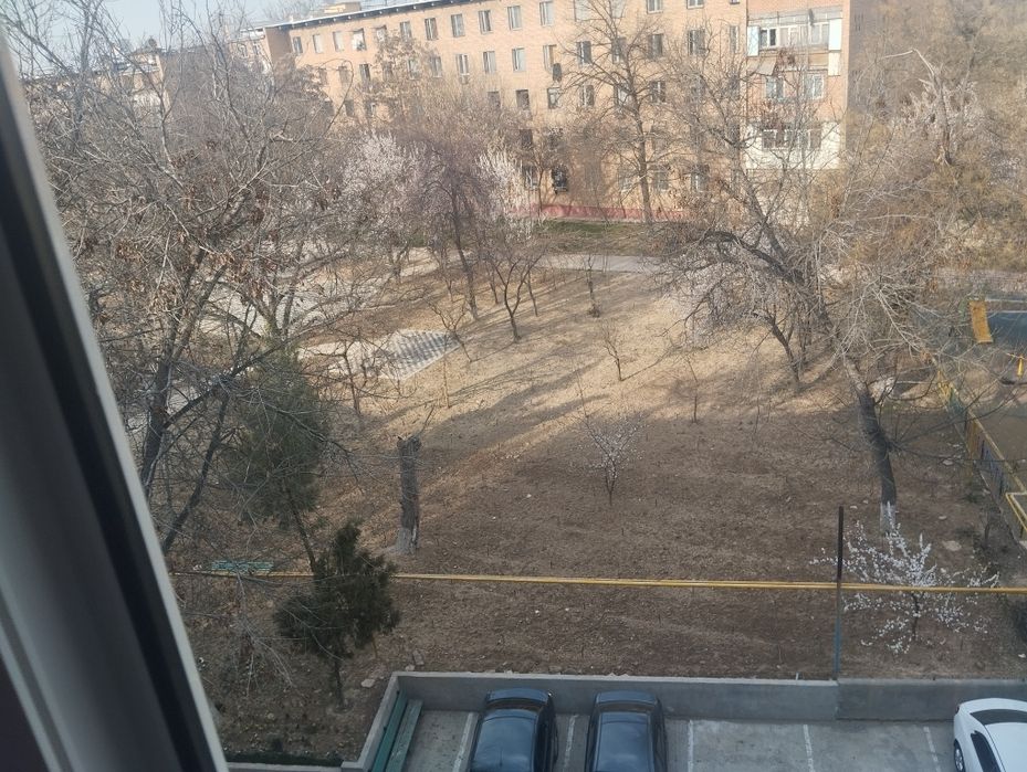 Uchtepa tumani 15-kvartalda 4-xonali uy sotiladi