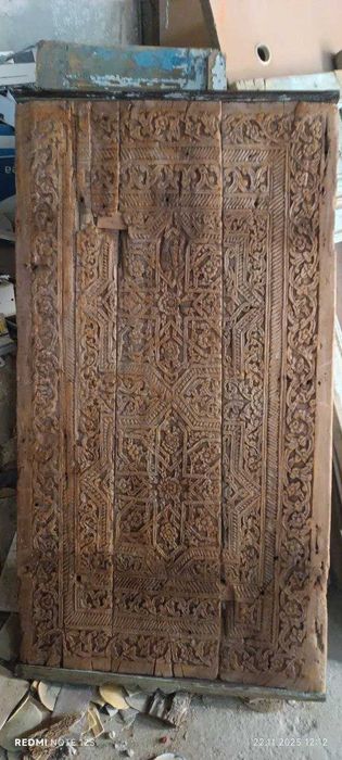 Qadimiy oymakor darvoza. Старинные резные ворота.