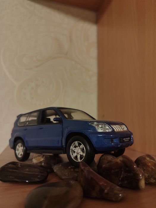 Модельки машин разных марок..