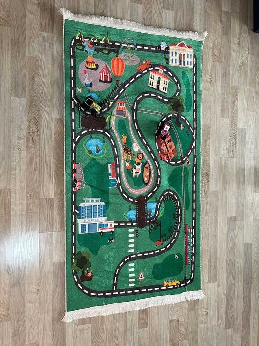 Covor de joaca antiderapant oraselul vesel