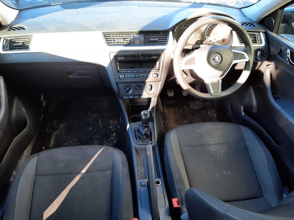 Dezmembrez Skoda Rapid 1.6 E5/CAYC/usa/bara/interior/volan/motor/cutie/capota/bara/plafon/stopuri/faruri