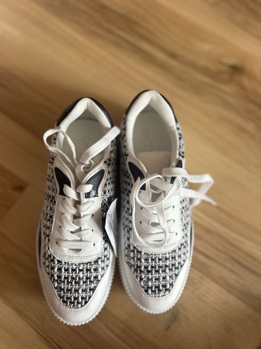 Спортни бели обувки