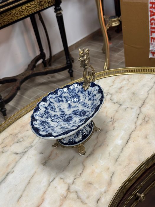 Bomboniera deosebita din portelan si elemente bronz