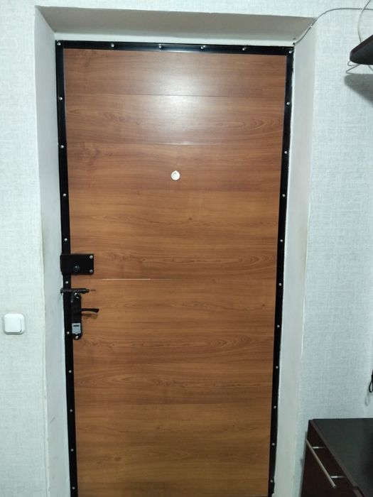 Продам железную дверь