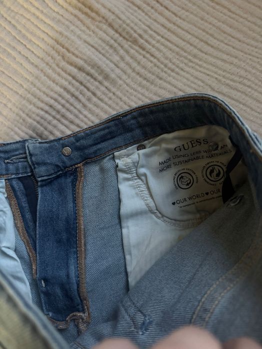 Оригинални дамски дънкови къси панталони Guess, размер UK 27 / EUR 40 (M)