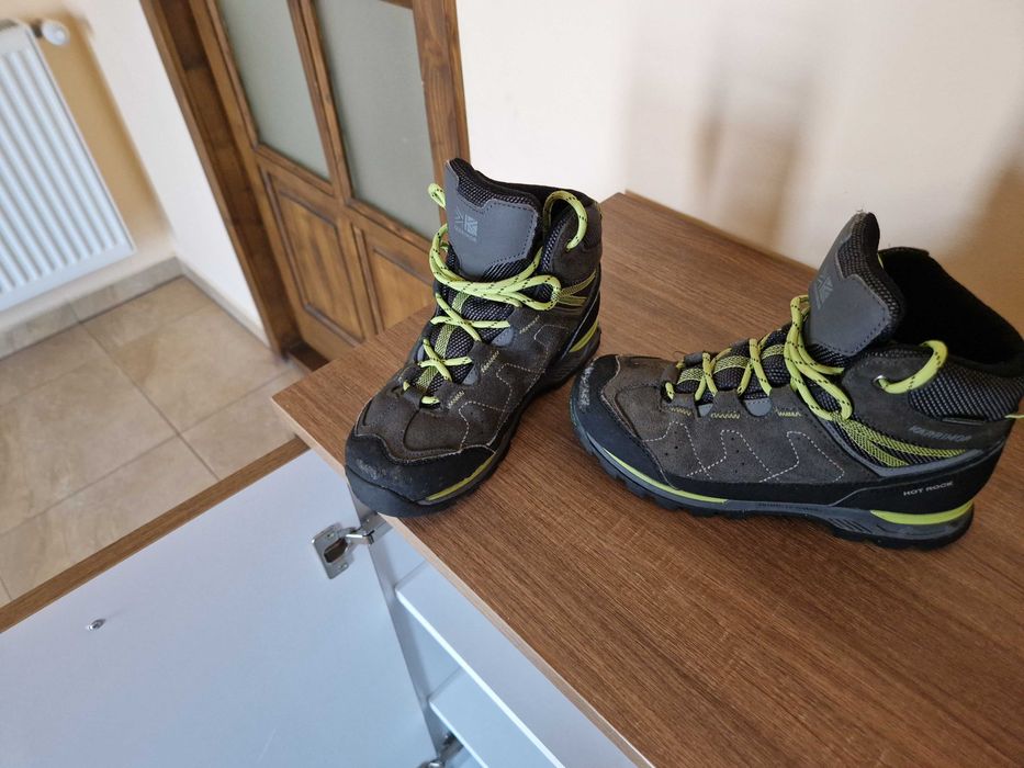 Ghete baietii iarna din Anglia