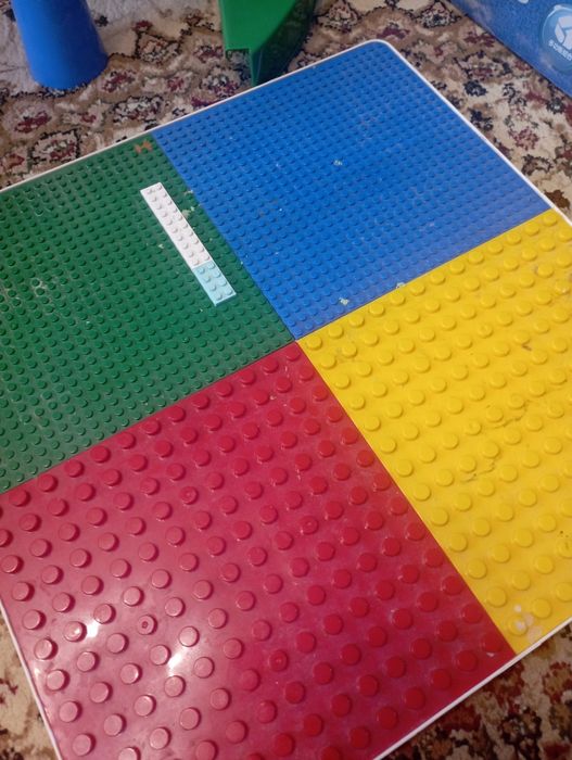 Столик с конструктором лего