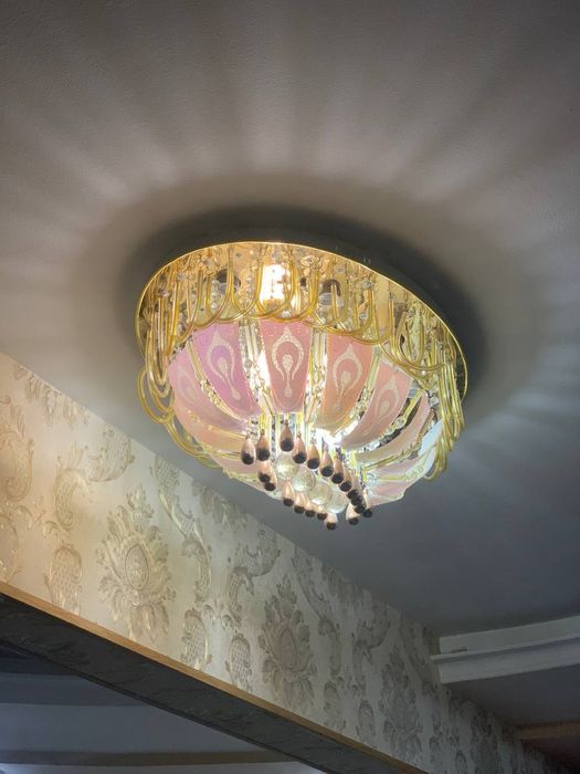 Lyustra bitta rangda yonadi qimatmas yaxshi yonadi