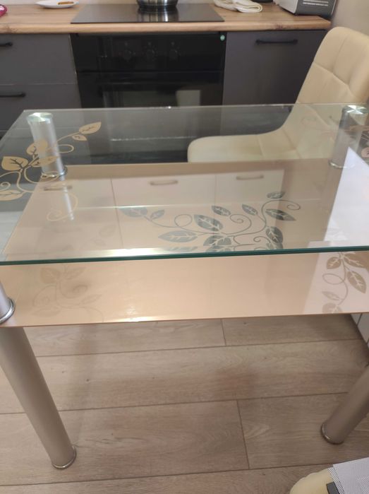 Продам стеклянный стол - 5000тг