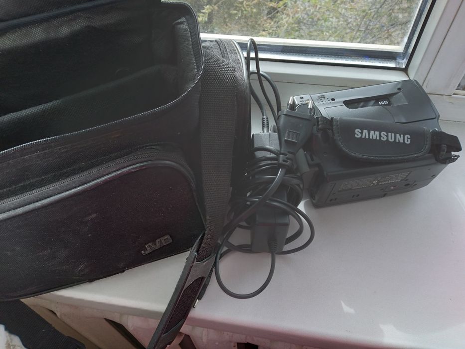 Продам в комплекте видео камеру SAMSUNG