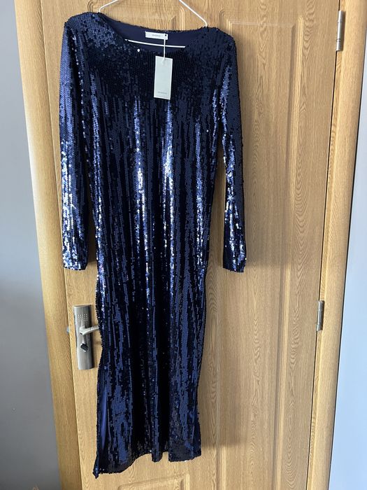 Тъмносиня рокля с пайети