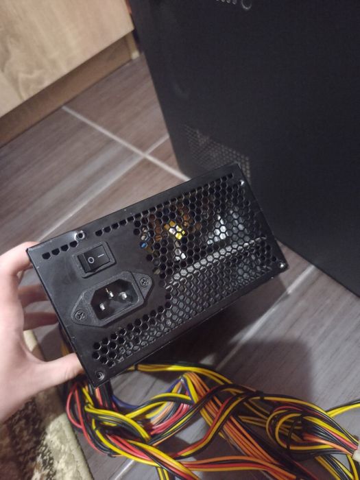 Vând sursa Xilence 580W