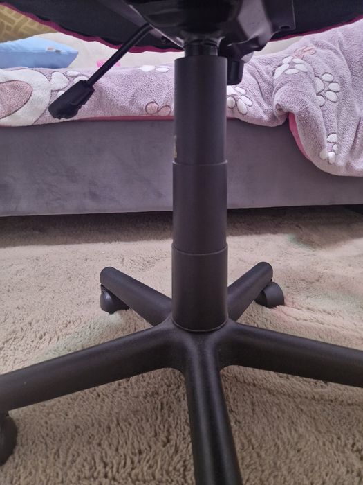 Scaun birou roz cu husă albă