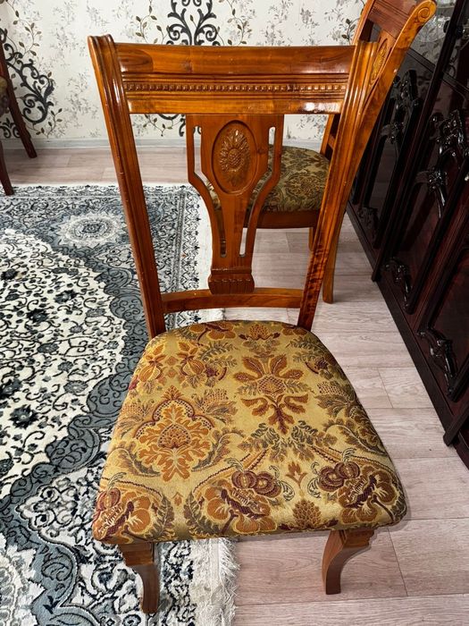 Стол со стульями