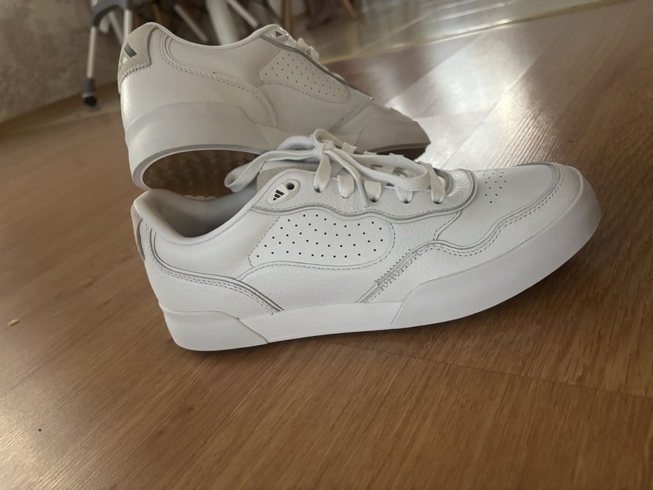 Продам новые кроссовки adidas