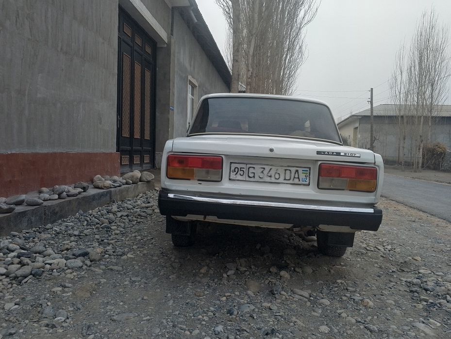 Moshina rishtonda turibdi