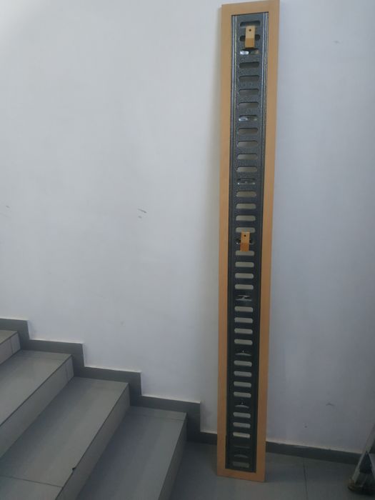 Стойка для одежды крепится к стене