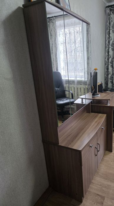 Трюмо с зеркалом