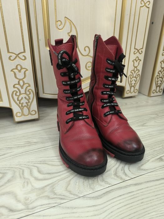 Красные кожные ботинки с принтованными шнурками