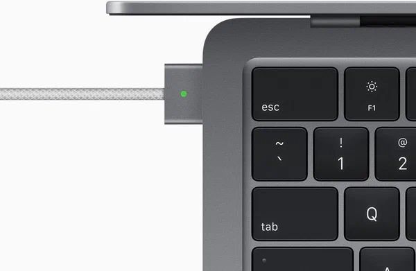 Macbook Air 13” M2 у Артура в магазине Б-17 Hofmann на малике