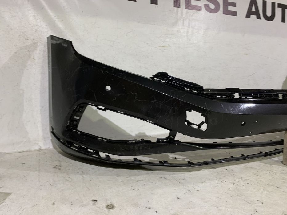 Bara fata VW Passat, B8, facelift, Highline, 2019, 2020, 2021, 2022, 2023, cod origine OE 3G0807221F, cu gauri pentru senzori de parcare (4). Are o minifisura in partea dreapta jos, nu se vede daca este cromul clipsat.