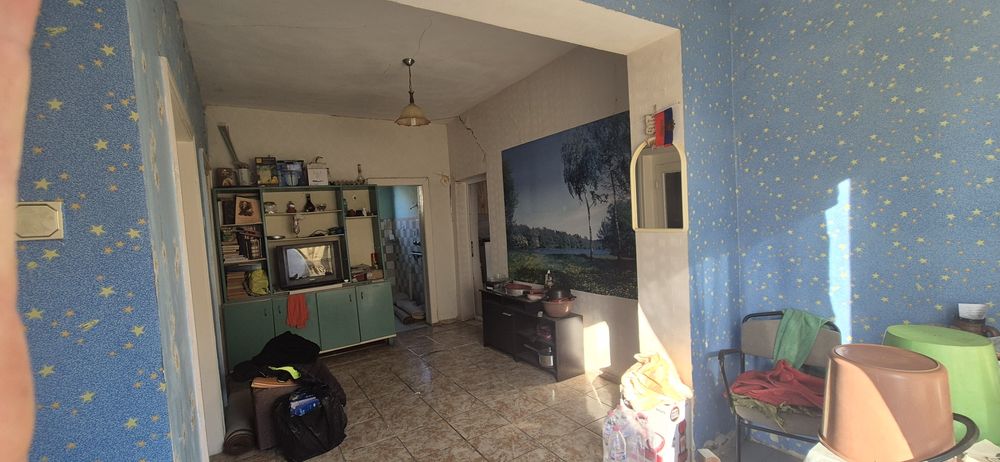 Къща с гараж и допълнителна постройка