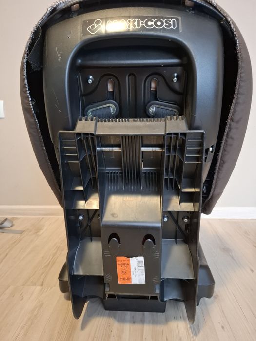 Универсално детско столче за кола Maxi Cosi.