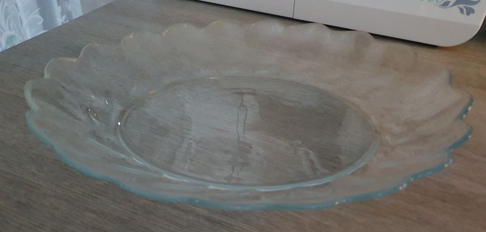 Конфетница, фруктовница, стаканы.