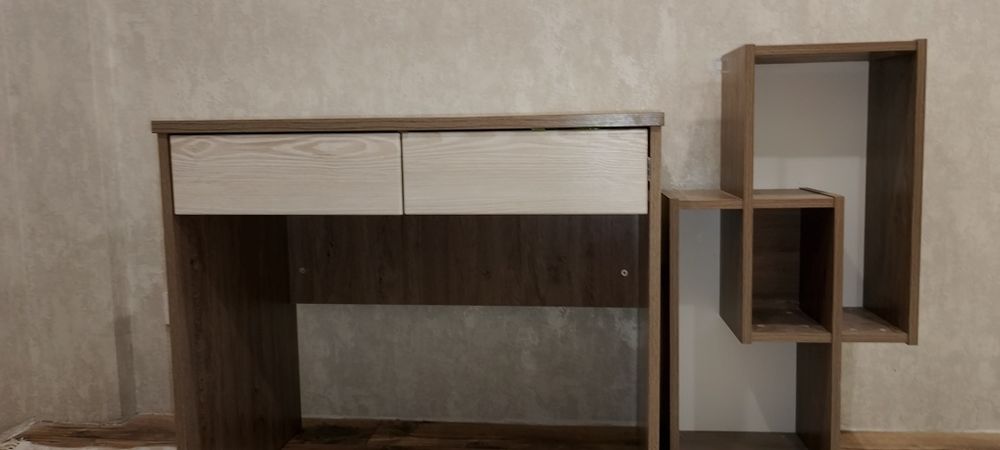 Письменный стол с полкой