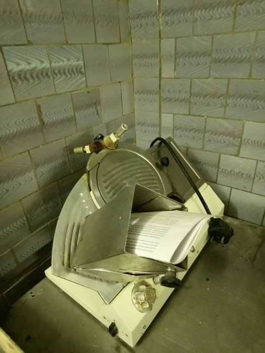 Слайсер, автомат нарезки колбасы, ветчины, сыра, овощей и фрукт. +стол