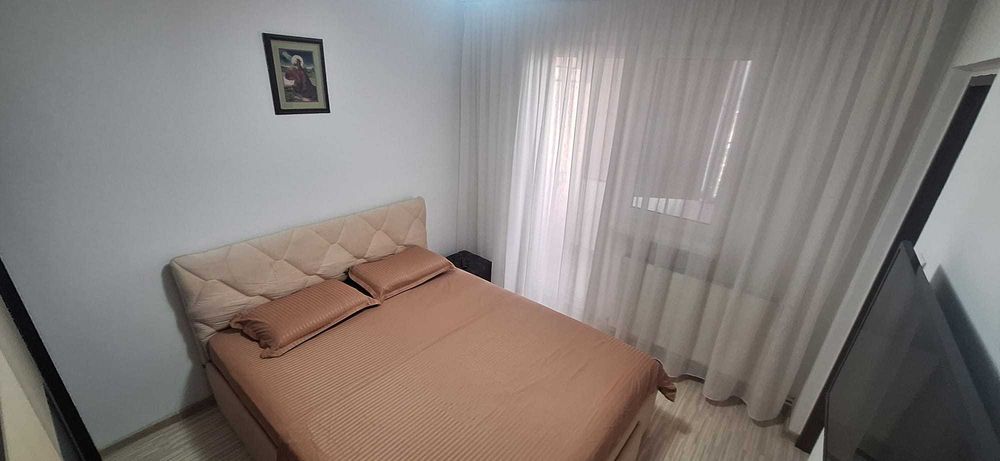 Închiriez apartament cu 2 camere.
