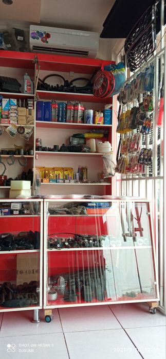 Avtozapchast va aksessuar do‘koni uchun vitrina va stellajlar komplekt