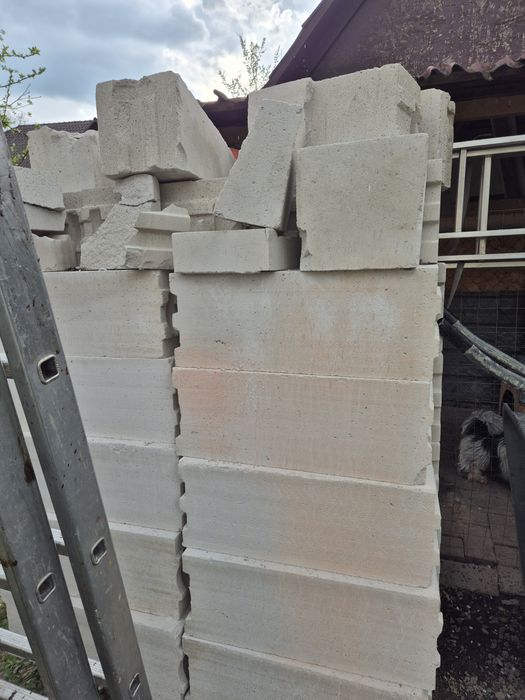 Vand boltari in jur de  45  de bucati, noi si cateva bucati taiate