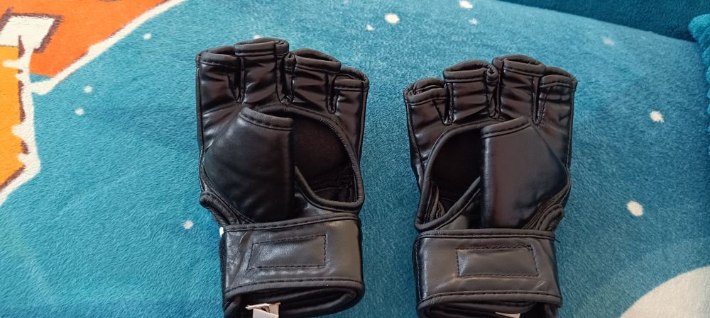 Спортни ръкавици