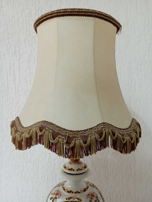 Голяма красива старинна порцеланова лампа