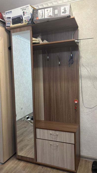 Прихожая в сборе, зеркало разбито