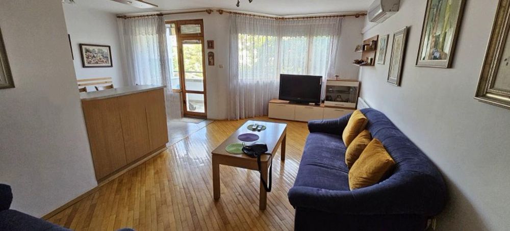 Дава се под наем Тристаен апартамент в Пловдив, Център - 96 кв.м за 613 € - Снимка #1