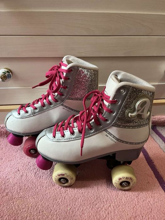 Светещи ролкови кънки BYOX и чанта за тях на Soy Luna