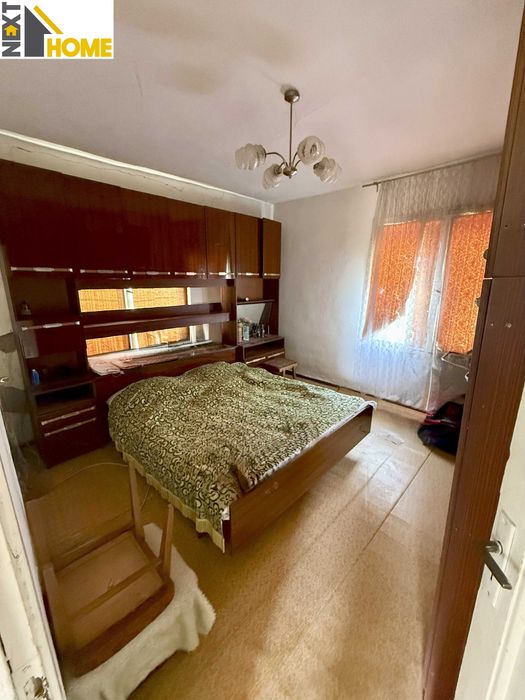 Две къщи с гараж, голям двор и стопански постройки с. Козаново