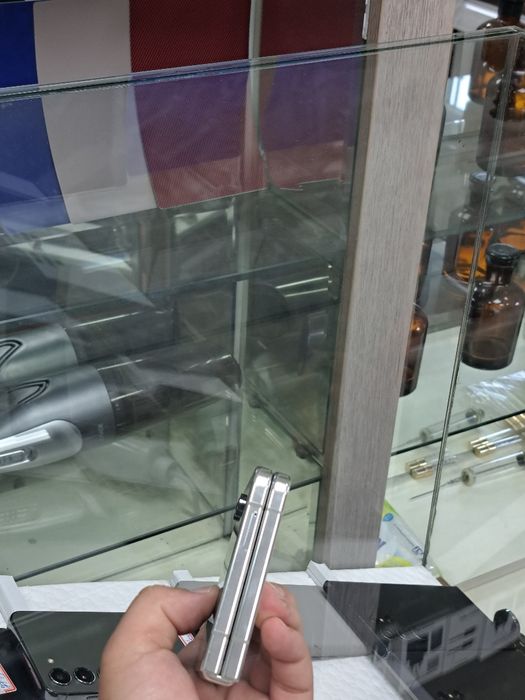 Samsung Z Flip5 xotirasi 8/256 Gb