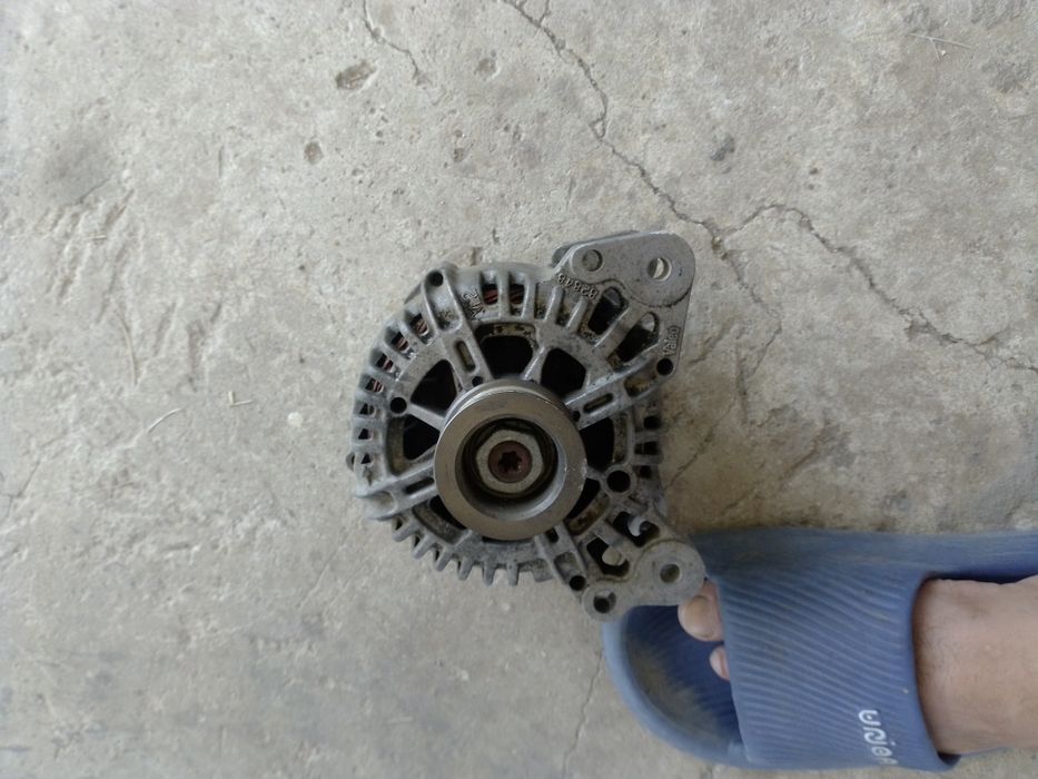 Vînd alternator golf 5 benzina 16 cod motor  bag