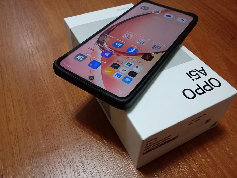 Oppo A5I . В идеале  память 128гб